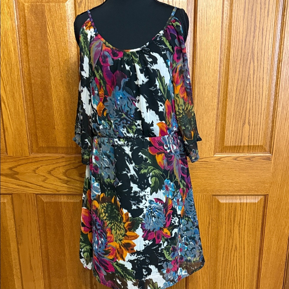 Dot’s black floral dress with flowing sleeves is a beautiful choice.